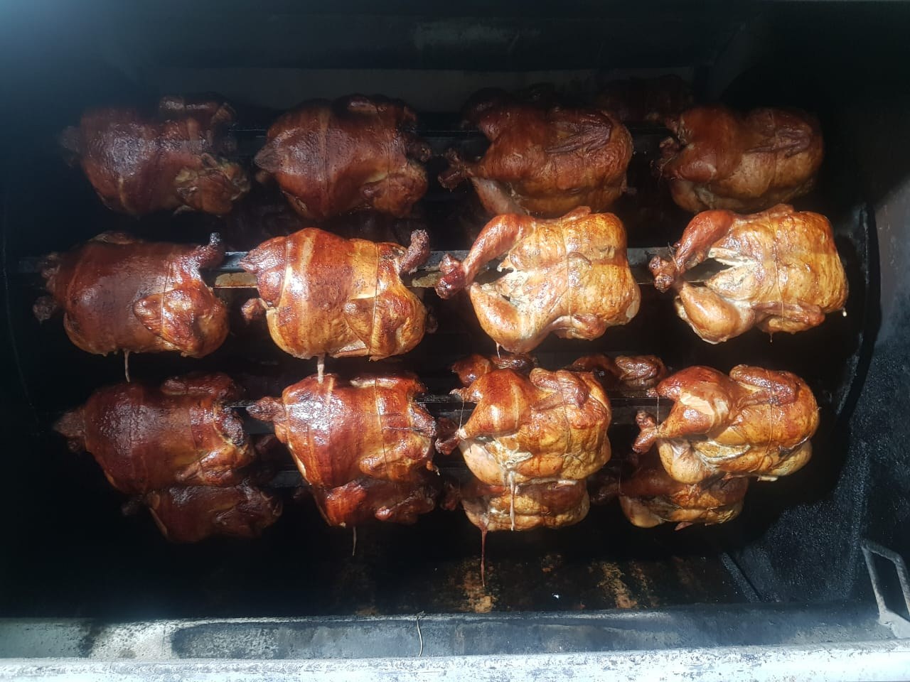 Los pollos asándose en el tambor de Pollo a las Brasas, en Lircay 0587, Punta Arenas