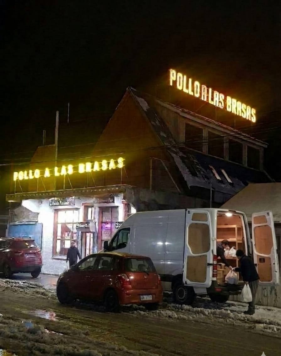 El local de Pollo a las Brasas en calle Lircay 0587, Punta Arenas, con su letrero encendido